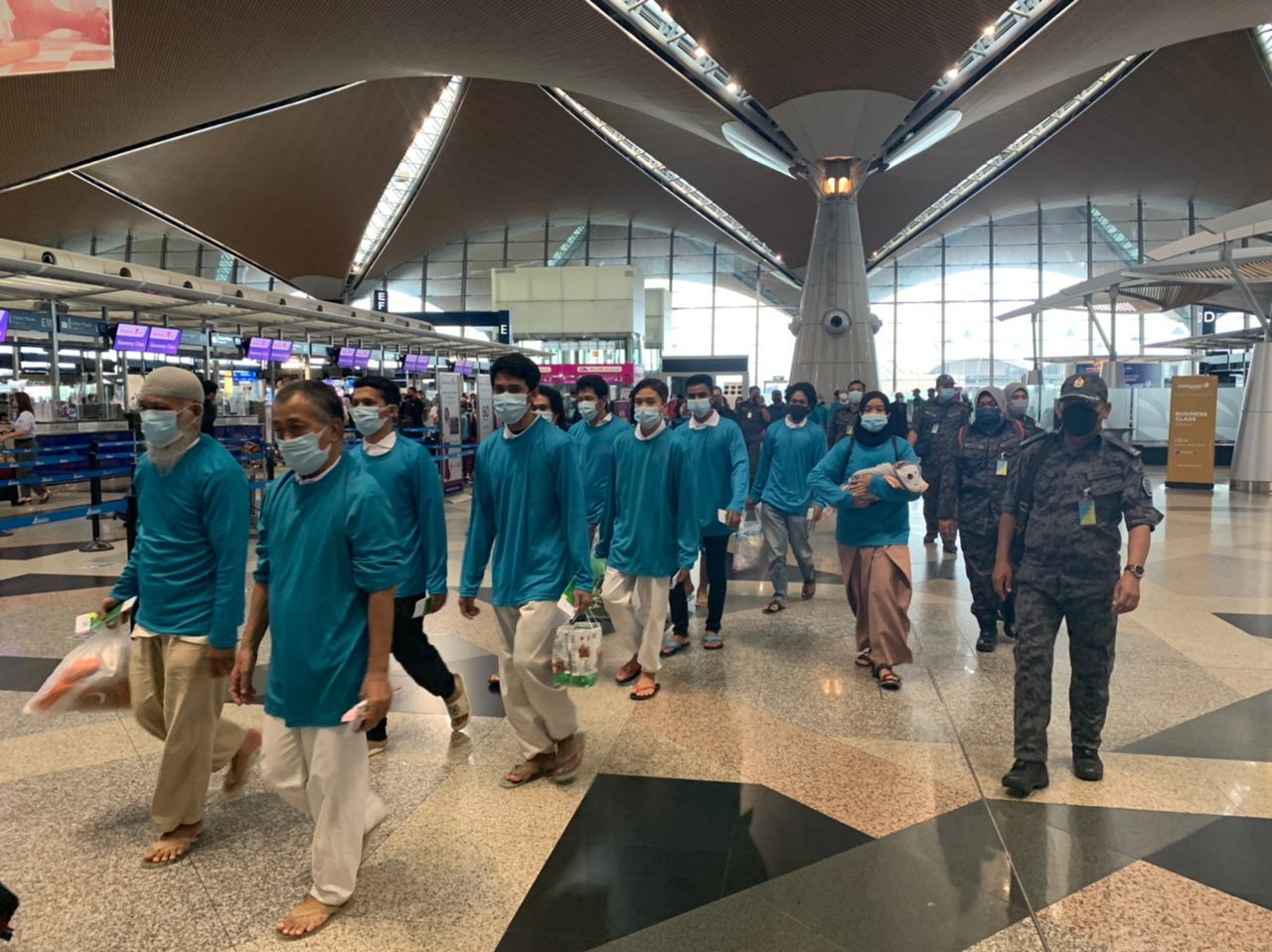 podiumnews.com-Kemenlu Pulangkan 199 WNI/PMI Kelompok Rentan dari Malaysia